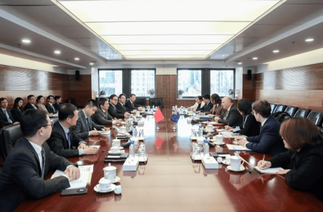 刚在台海搞完事，新西兰大使立刻上门求会面，中方脸色已说明一切！