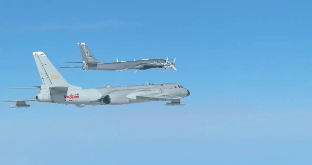 轰6疑遭自卫队F35跟踪！中国应对等回应，该用歼20逼近日本领空？