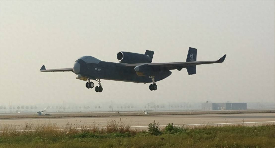 中国九天无人机成功首飞，可携6吨武器飞抵关岛再飞回，“无人机母舰”时代来临！