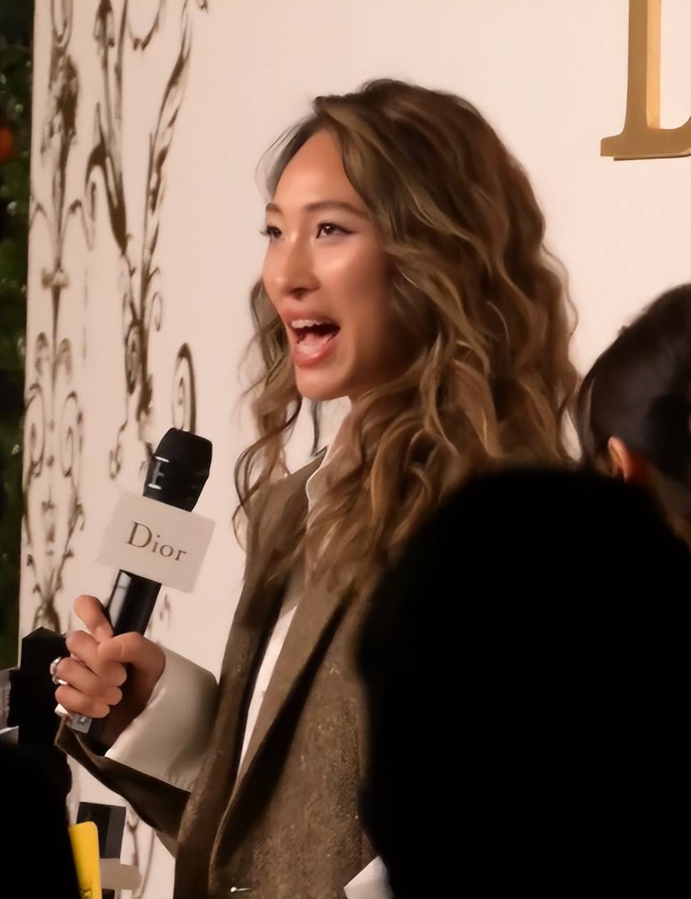 章子怡没想到，迪奥这次妖艳四射的自己，竟败给全裹出镜的郑钦文