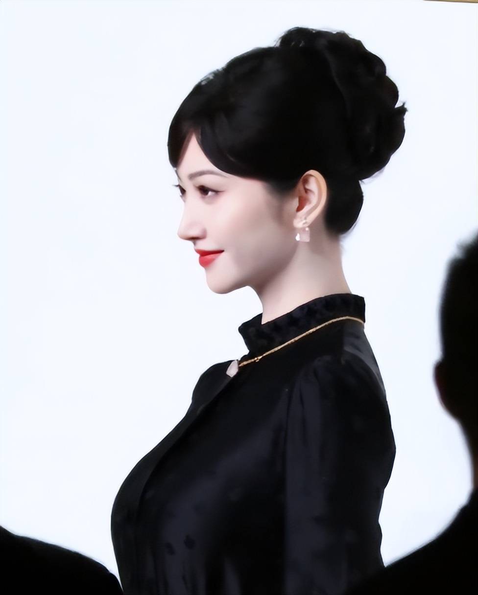 章子怡没想到，迪奥这次妖艳四射的自己，竟败给全裹出镜的郑钦文