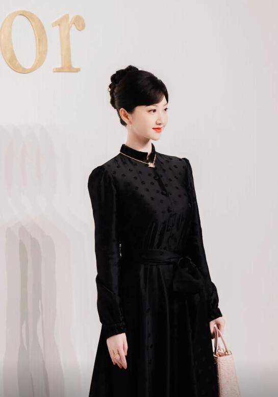 章子怡没想到，迪奥这次妖艳四射的自己，竟败给全裹出镜的郑钦文