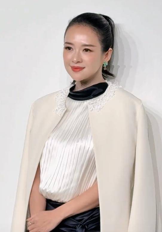 章子怡没想到，迪奥这次妖艳四射的自己，竟败给全裹出镜的郑钦文