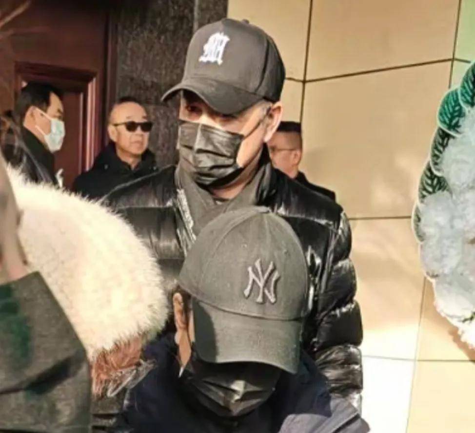 何晴告别式现场曝光!前夫许亚军疑似现身,跟儿子站一起神情哀伤