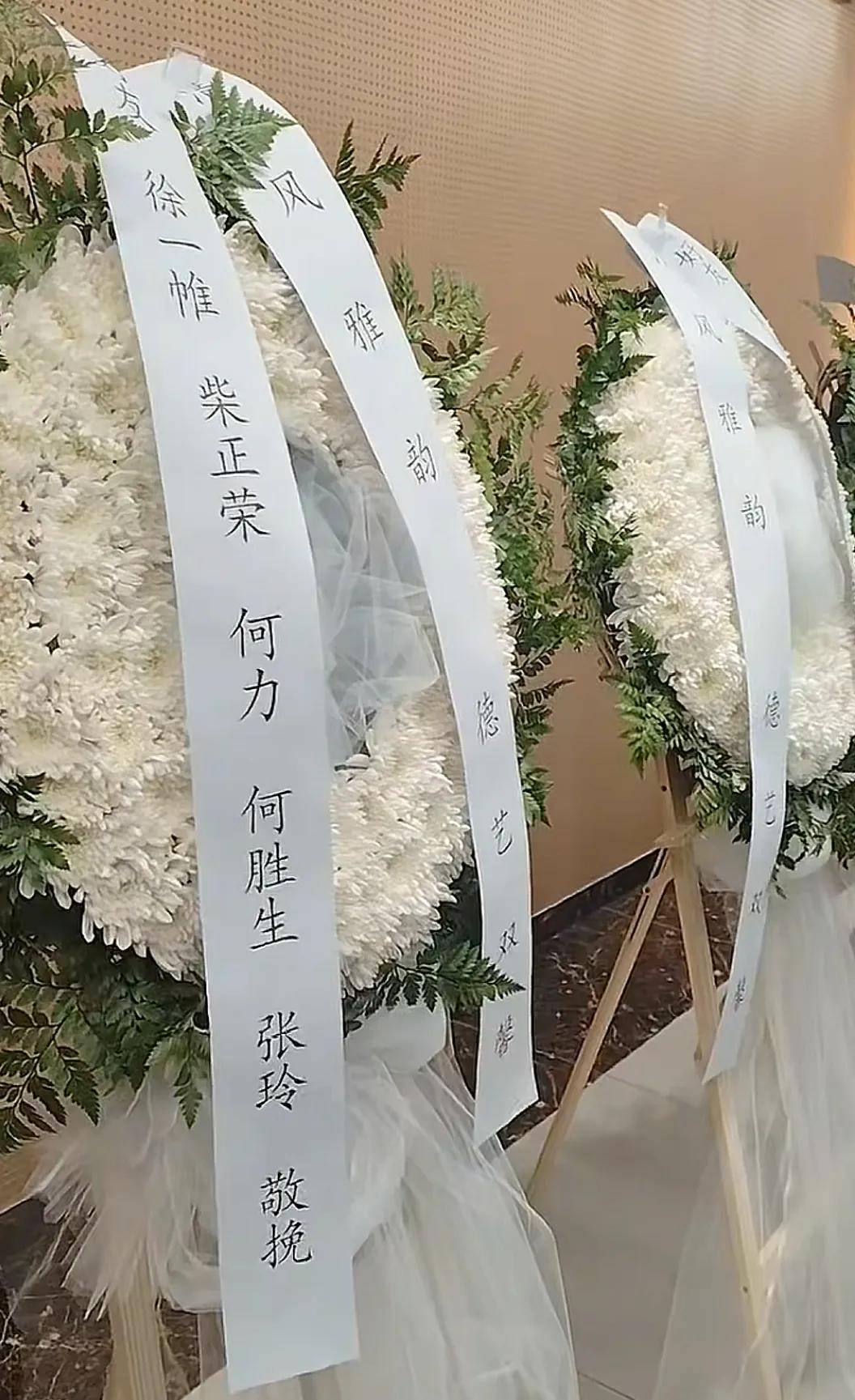 何晴告别式现场曝光!前夫许亚军疑似现身,跟儿子站一起神情哀伤