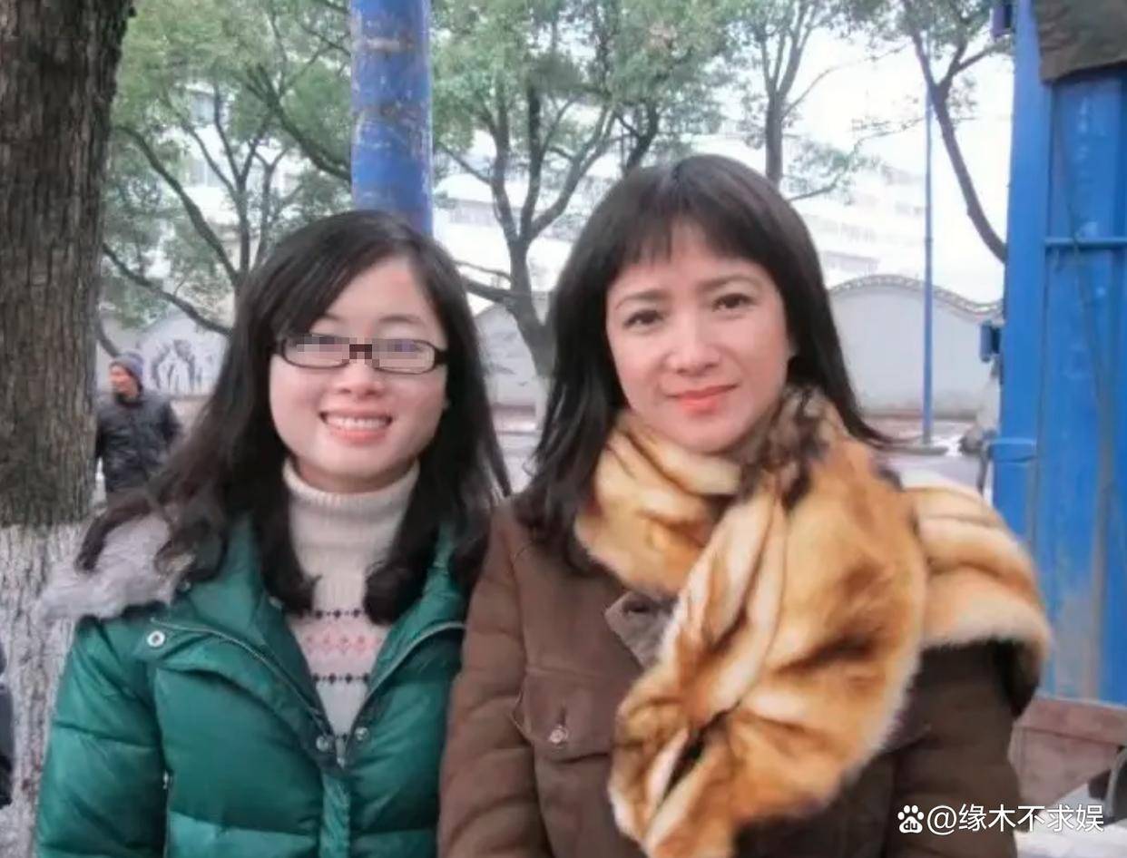 何晴去世后续:同学曝其生前诸多苦恼,儿子出生户口不能上自己家