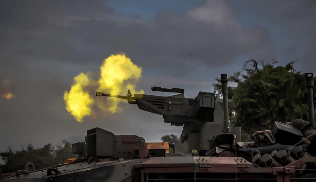 泰柬和平已无望？泰军疯狂甩炸弹，中美武器投入战场，特朗普开始追责！