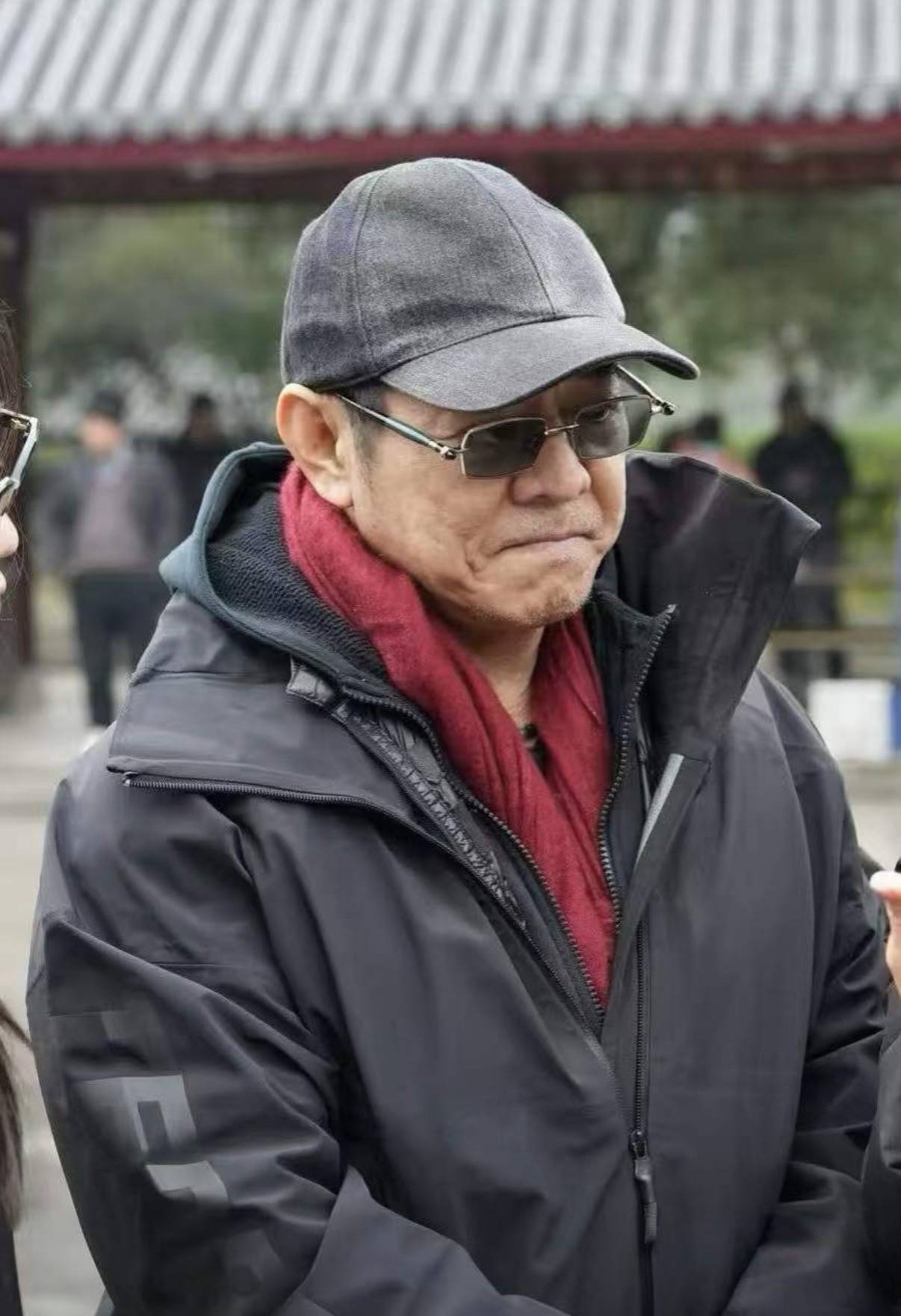 李连杰在九华山祈福,素颜沧桑却满脸祥和,与女儿在佛像前合照