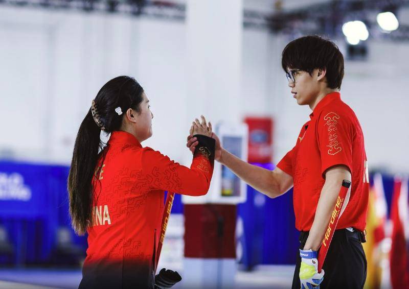 冰壶奥运落选赛：中国队混双组合四连胜 并列小组第一