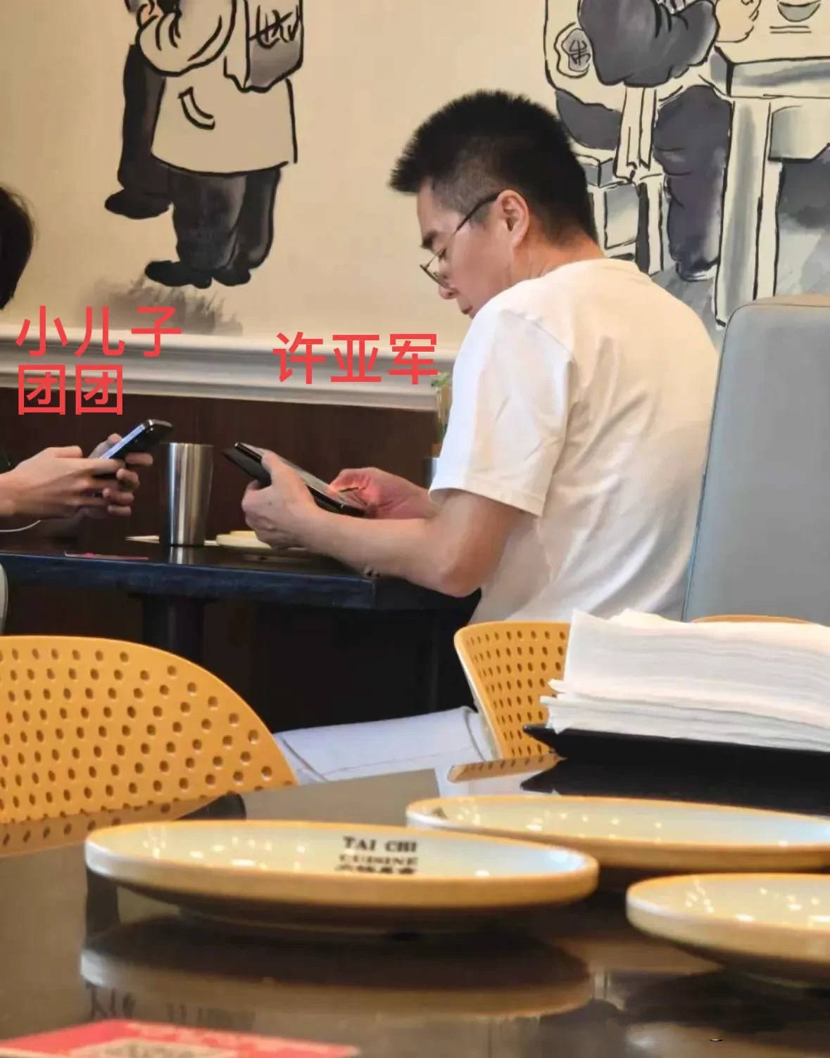 何晴葬礼“黑衣男”是谁?许亚军穿一身白衣,在美国陪幺儿吃中餐