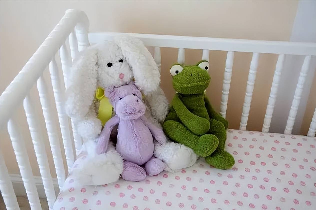 新生儿睡在父母中间却窒息死亡!医生:冬天孩子睡觉避免六误区