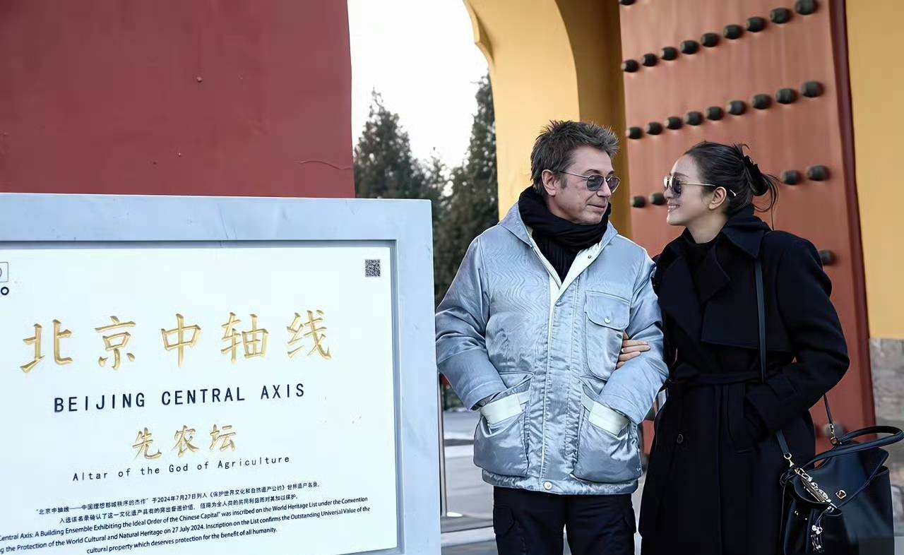 60岁的巩俐，77岁的法国老公，把北京初雪的浪漫，真的玩明白了