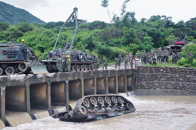 台当局刚放大话，福建舰就现身台湾海峡，台军慌得照片都拍不清