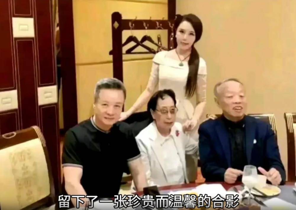 李肇星夫妇晚年,在酒店和亲家阎维文相聚,一张罕见合影,很温馨