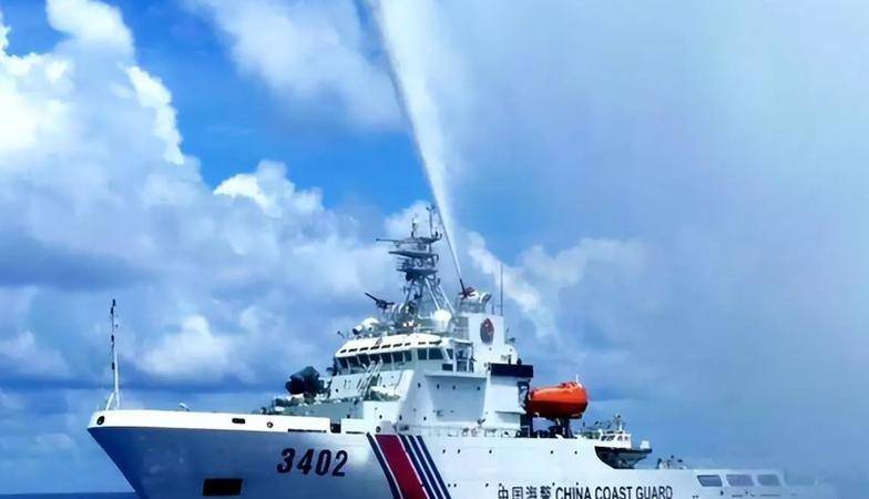 菲军入侵黄岩岛,中方反制来了:菲方两艘船只被毁,三人挨了水炮