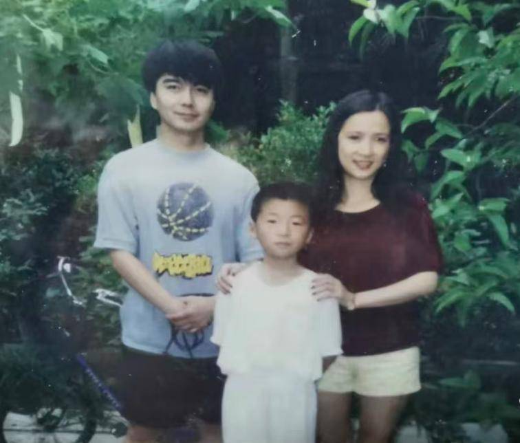 好友公开何晴珍贵合影,透露许亚军真实一面,两人离婚原因曝光