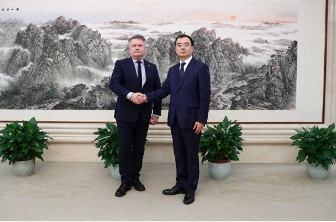 乌克兰派出副外长访华，第一站先见美国大使，在中乌会面中，中方打开天窗说亮话