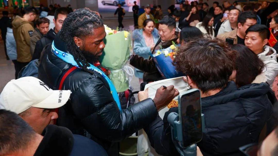 新疆官宣签约新外援 凯文-哈里斯已抵达乌鲁木齐