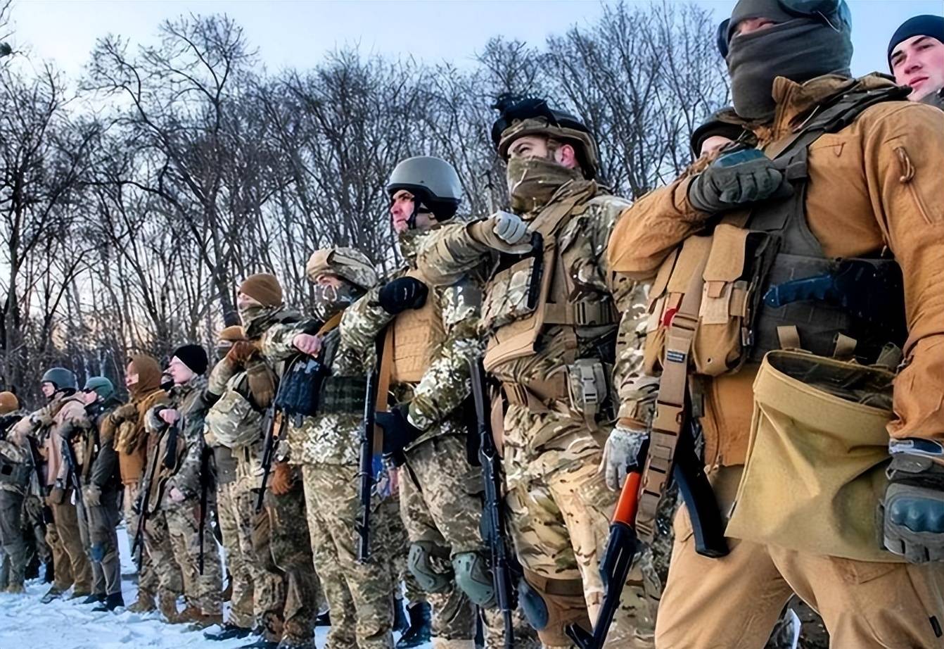 顿巴斯亲俄群体助力俄军推进，乌批逼民众二选一，前线压力剧增