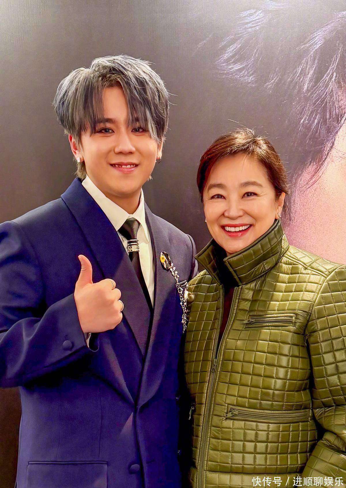 71岁的林青霞追星成功！晒出了与姜涛的合照，两次获亚洲首帅