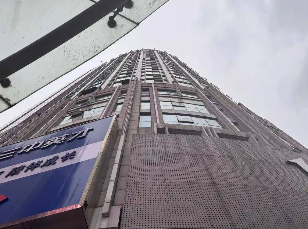 重庆市江北区建新南路1号中心大厦 记者邓波 摄江北区市场监管局相关工作