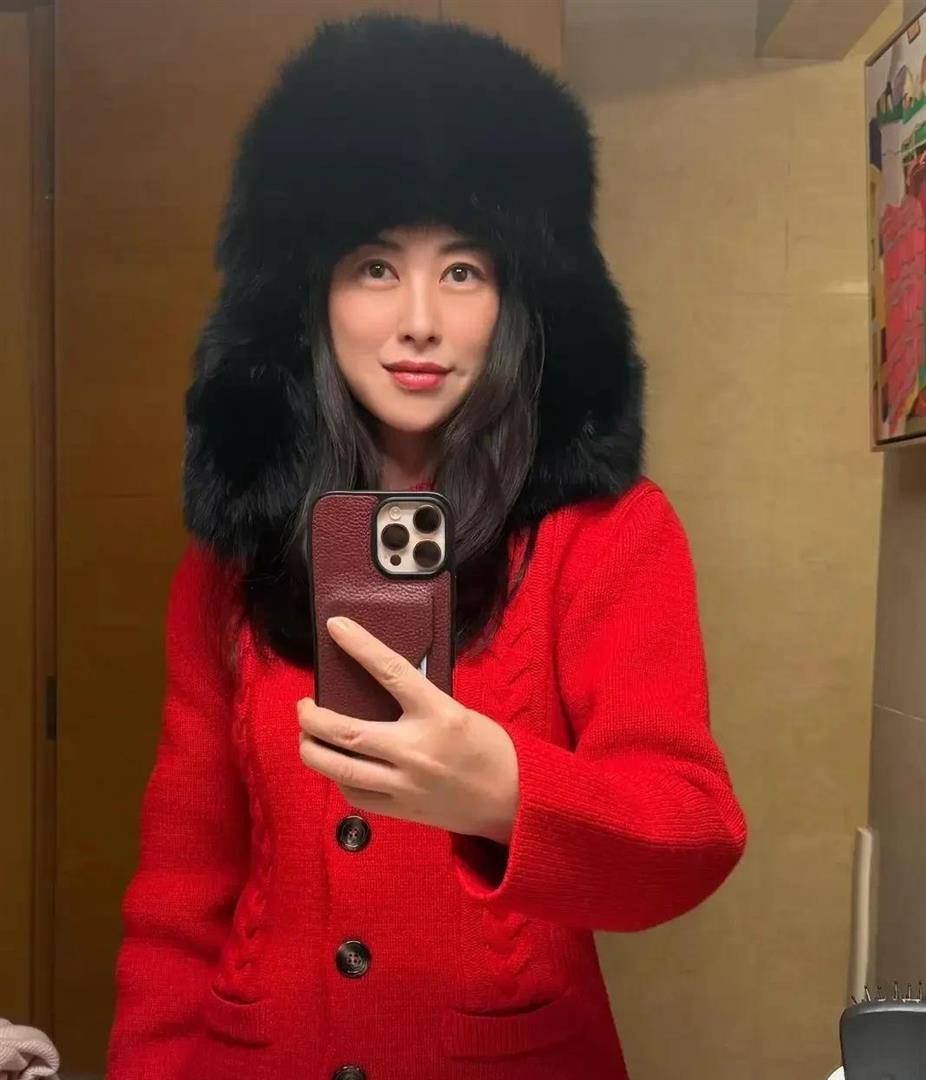 朱珠圣诞晒美照！和女儿穿红毛衣亲子装超喜庆，搂老公甜到齁
