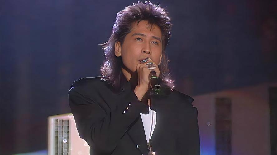 65岁齐秦现状，定居美国，娶小24岁女粉丝为妻，和儿子合照像爷孙