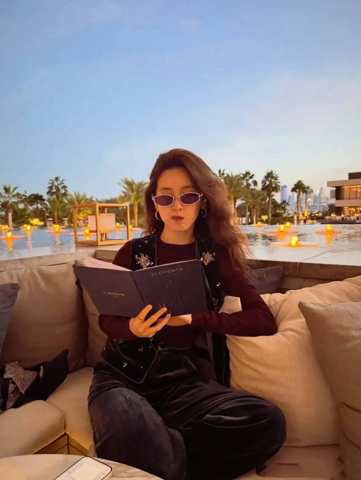 章泽天飞迪拜陪刘强东，穿千元服饰住60万一晚酒店，没有夫妻不和