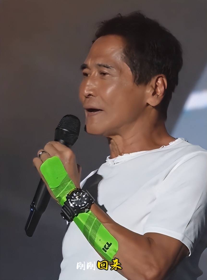 65岁齐秦现状，定居美国，娶小24岁女粉丝为妻，和儿子合照像爷孙