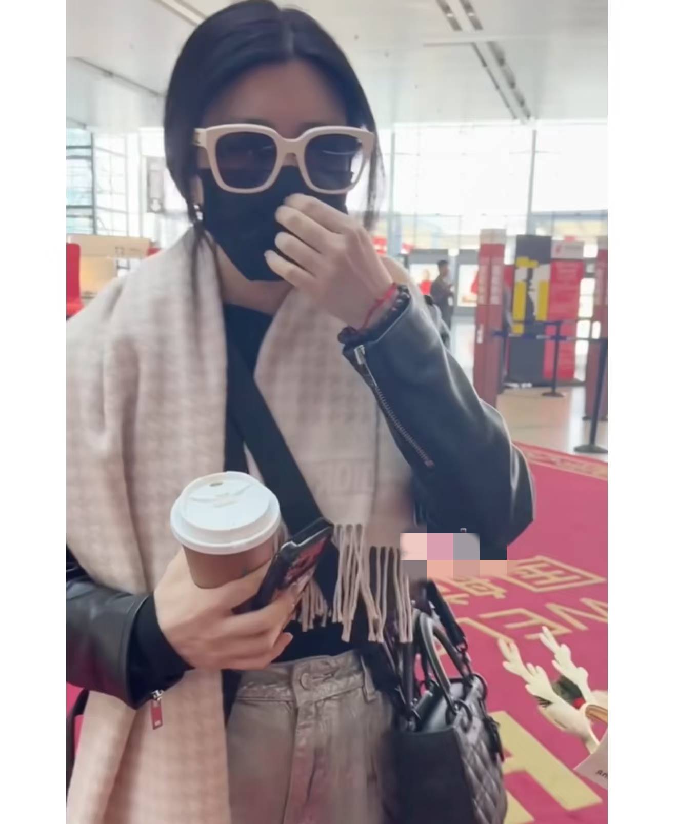 陈妍希圣诞节出发路透，带儿子现身机场，小星星贴心帮妈妈拿信件