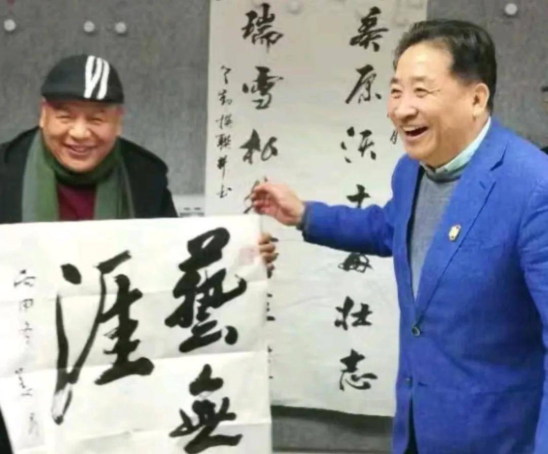 姜昆遭同行倒油！合唱者承认在美国唱歌，徒弟讽刺网友是小人