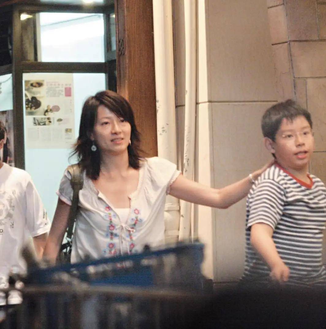 谭咏麟儿子近照曝光，眉宇英气像母亲，加拿大任工程师年薪过百万