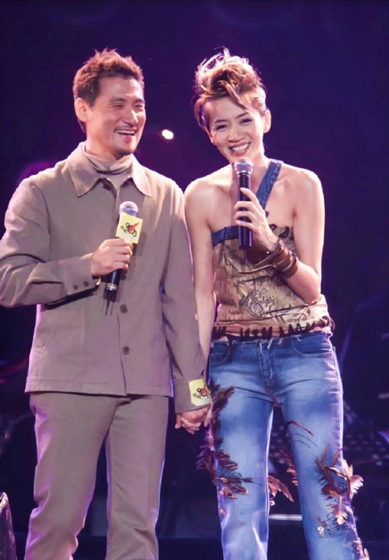 张学友演唱会看哭了：红馆动情缅怀梅艳芳，唱到破音也不降调