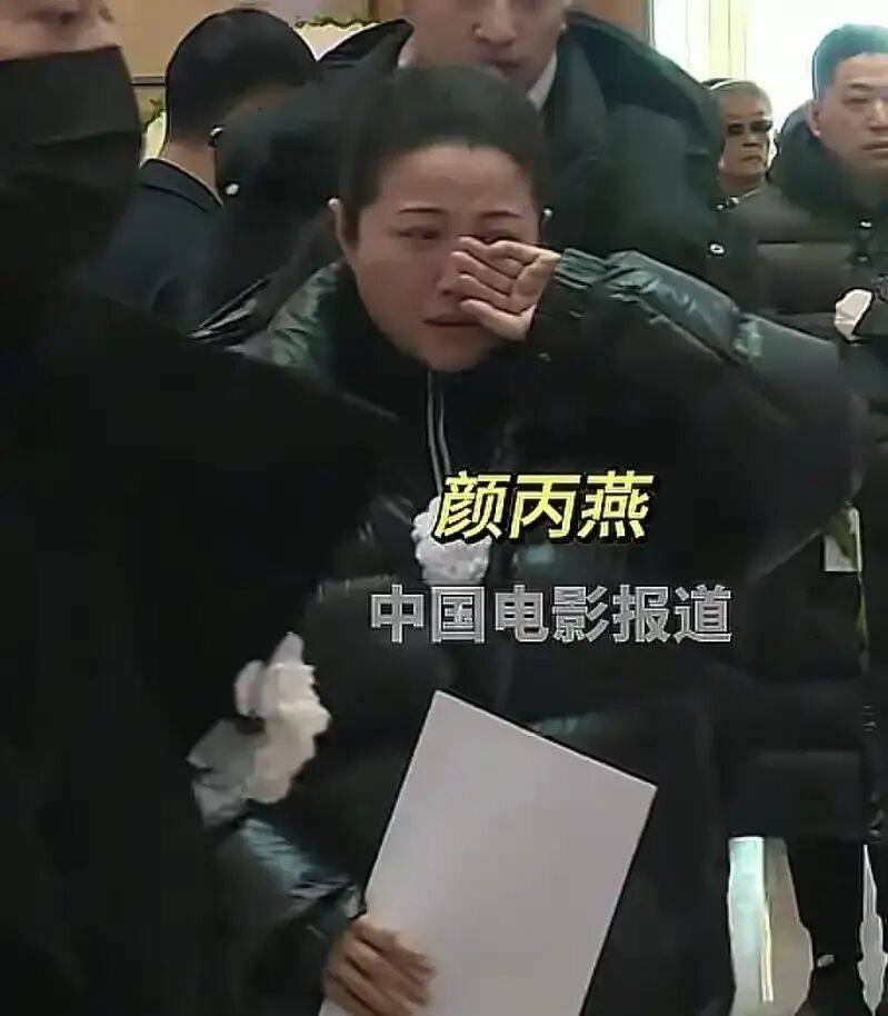 李雪健参加翟俊杰追悼会步履蹒跚!颜丙燕孙茜现场痛哭