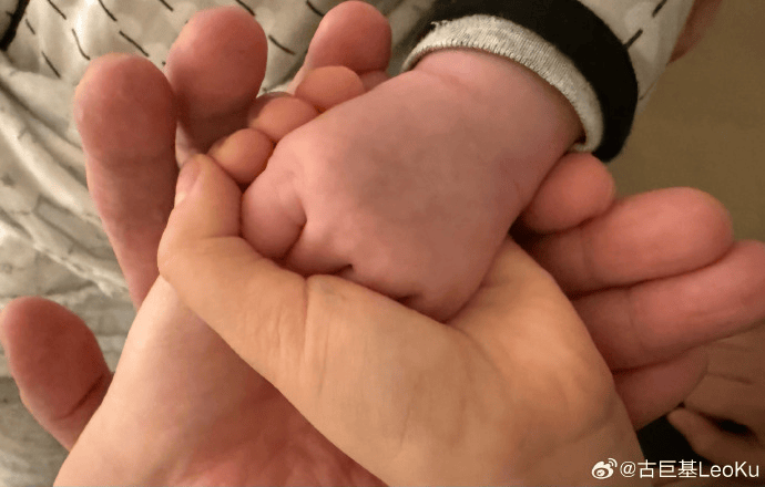 古巨基官宣二胎！妻子57岁高龄产子挑战生育极限，网友质疑代孕