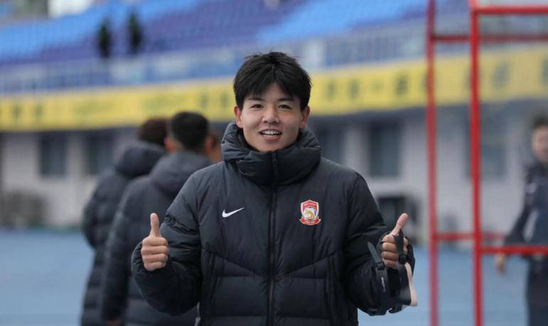 祝贺中国男足21岁新星徐彬正式加盟英超狼队亚洲杯后将官宣英格兰足球超级联赛