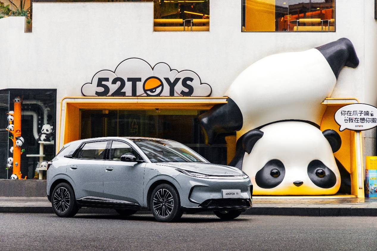 什么说极狐T1是“闭眼入”的最佳选择？瓦力娱乐棋牌年底购车指南：10万预算为(图4)