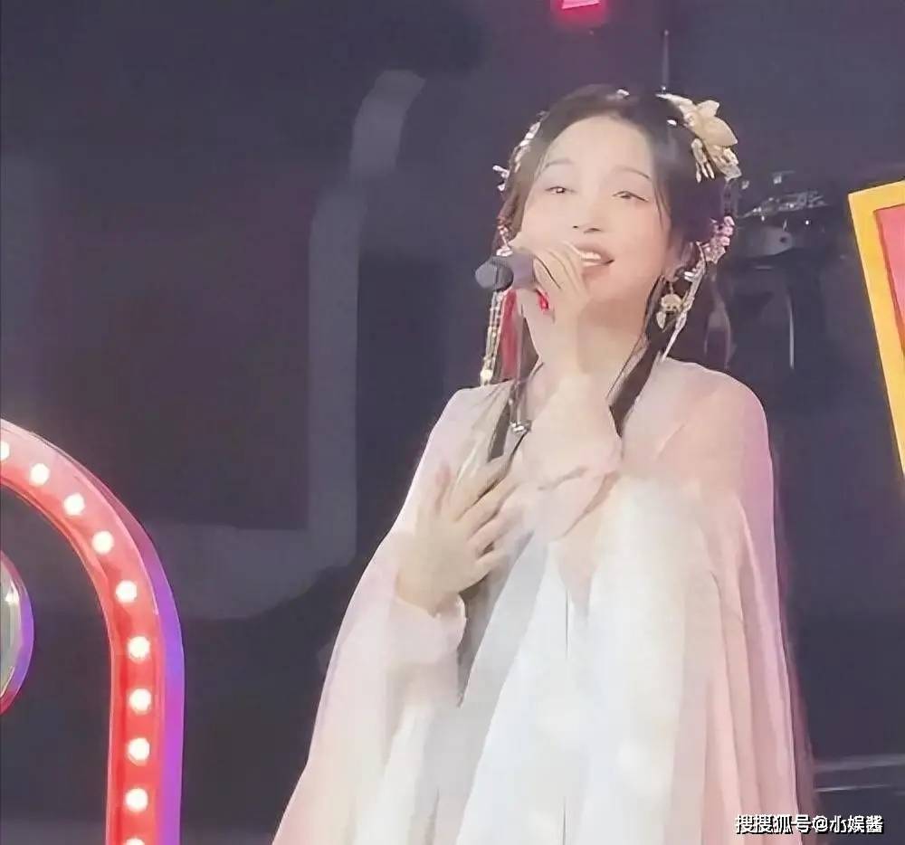 太心酸！42岁知名歌手江苏走穴演出，现场宾客埋头吃席无互动