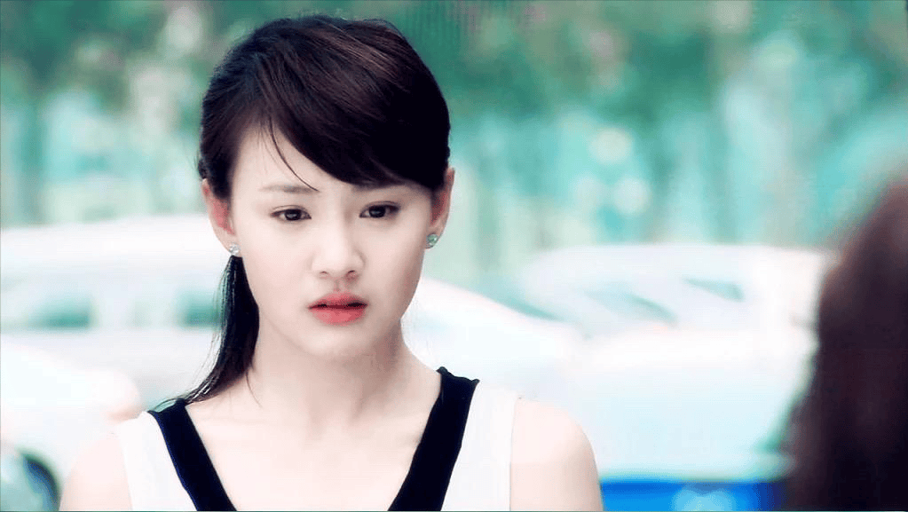 35岁郑爽现状曝光:脸又肿又僵没了灵气,养狗为伴生存成难题