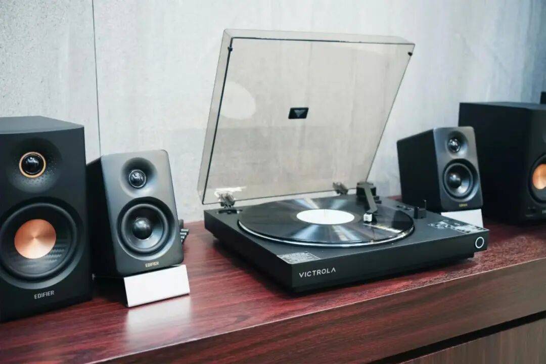 CES变成中国科技秀：机器人跳舞、熊猫获奖、眼镜会说话