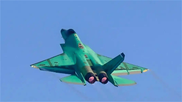 歼35大变形?背部斑驳天线暴露,专家却兴奋了:终于等来这一天