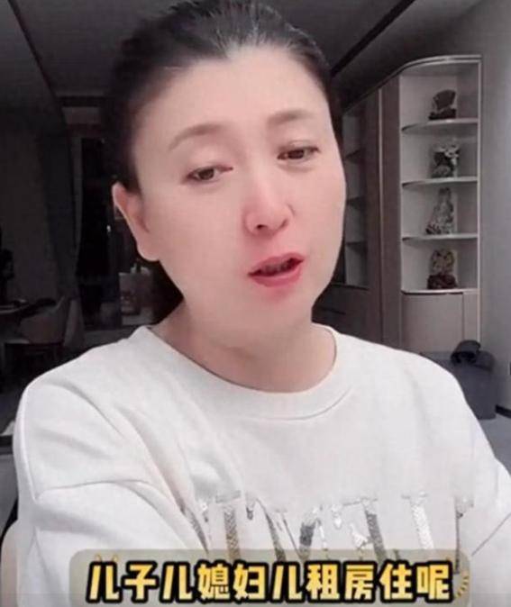 冯小刚没想到，闫学晶哭穷风波持续发酵后，葛优因一句话口碑暴增