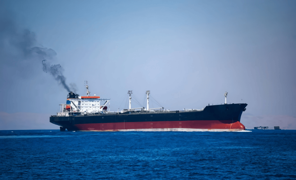 狂追俄罗斯油轮18天，特朗普疯狂全球抢油，对中国有何影响？