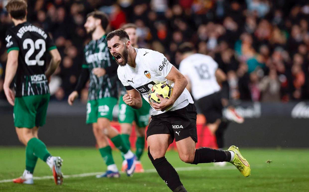 “西甲最新积分榜揭晓：瓦伦西亚平局比利亚雷