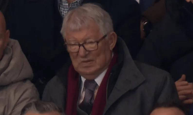 英格兰足球超级联赛84岁弗格爵士震怒！曼联赛季过半四大皆空44年首次双杯一轮游尴尬重现