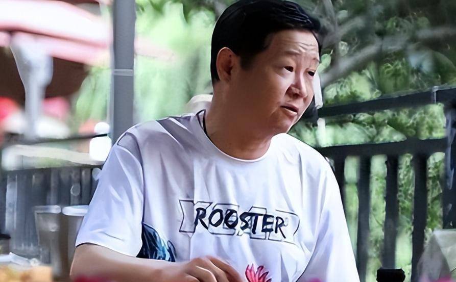 56岁赵亮现状太意外！娶小16岁模特娇妻，却隐居深山养鸡满脸沧桑