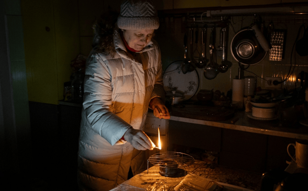 俄乌大结局要来？俄军终于想明白，炸军工厂不如炸电厂，基辅陷入黑暗