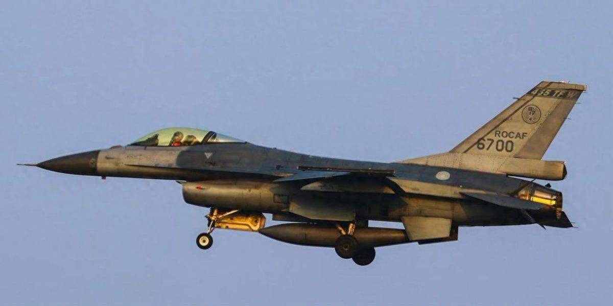 不用打就已经崩了？台专家：2025年超过100名台军飞行员提桶跑路