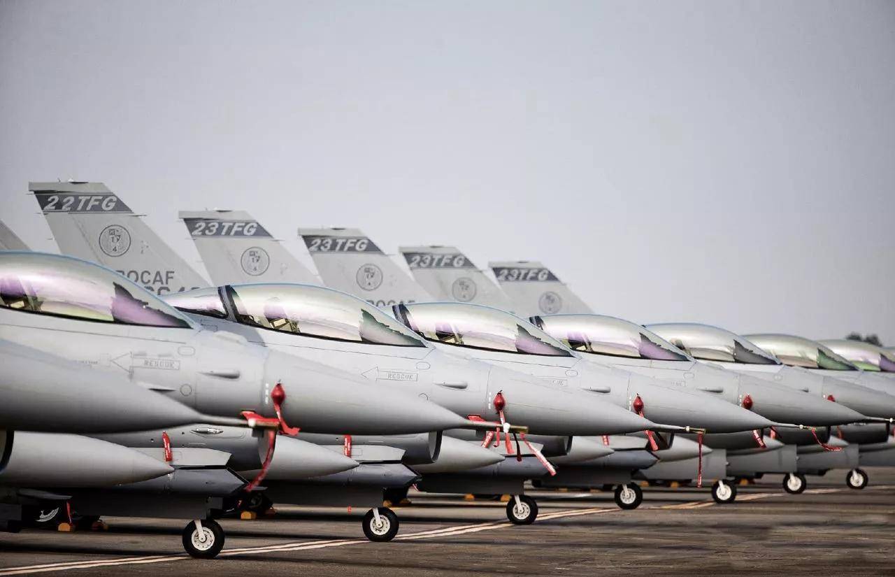 不用打就已经崩了？台专家：2025年超过100名台军飞行员提桶跑路