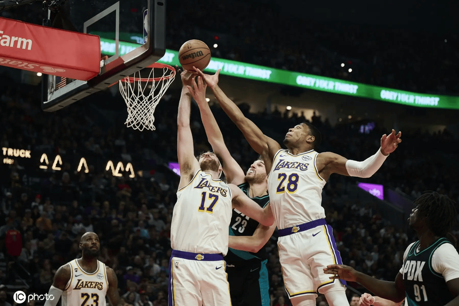 湖人惨败之夜迸出新亮点 “龙套男”21分衬出小杨凄凉